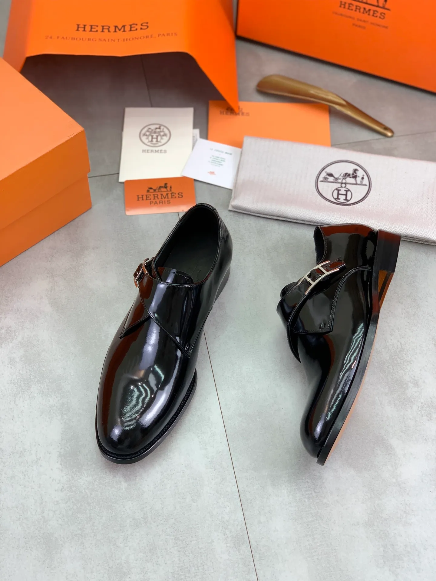 Factory price P940 💰💎💎💎 Original genuine leather outsole Brand: Hermès Grade: Same as the official website Original quality materials: Original soft calfskin Water-dyed cowhide lining Original Italian genuine leather outsole Style categories: Men's fashion Formal casual leather shoes Slip-on men's shoes series Young fashion European and American trends British style Code number: 39-45 (38.46 can be customized)